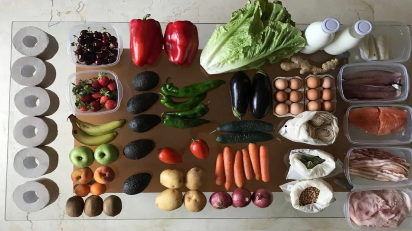Compra semanal de frutas, verduras, carne y pescado organizada sin plástico, usando tarteras reutilizables, bolsas de tela y papel de cocina compostable, ejemplo de compra residuo cero