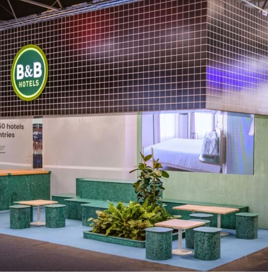 stand hecho con residuos recupardos del mar