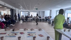 Huerto urbano teambuilding sostenible para Amadeus