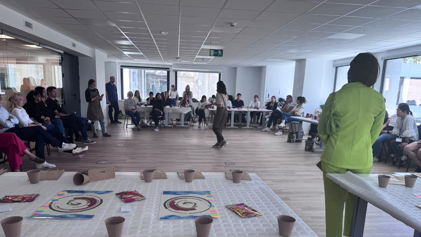 Huerto urbano teambuilding sostenible para Amadeus