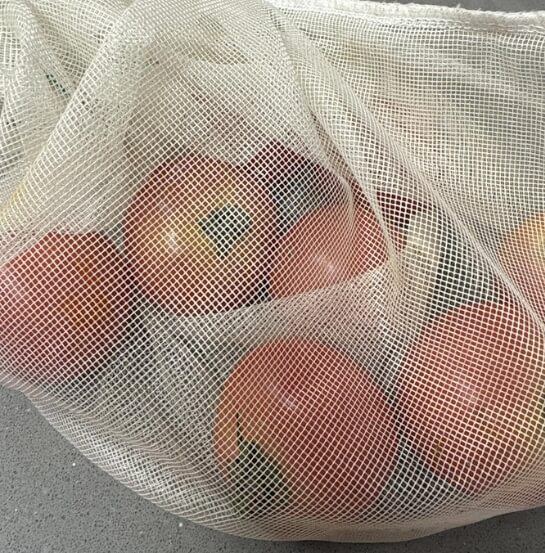 Ejemplo de reducir: llevar tus propias bolsas de casa para comprar fruta y verdura