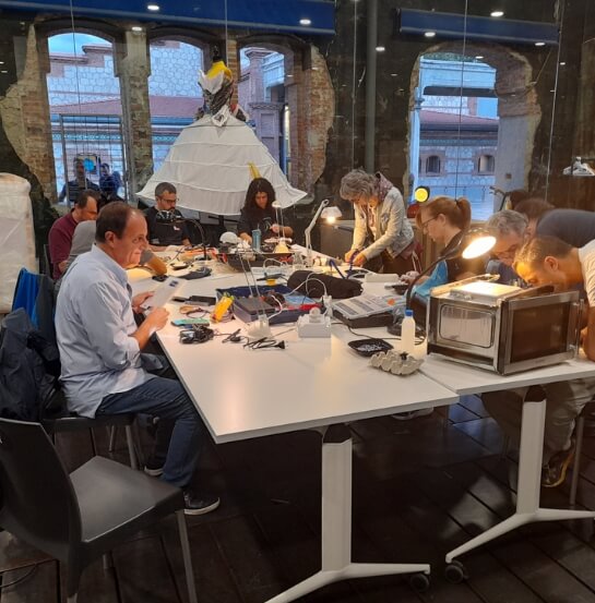 Ejemplo de reparación: los Repair Café que hay en todo el mundo. En la imagen, el de Madrid