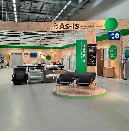 Sección As-Is del Circular Hub de IKEA con muebles de segunda mano expuestos para su reventa, ejemplo de logística inversa y economía circular en el sector retail