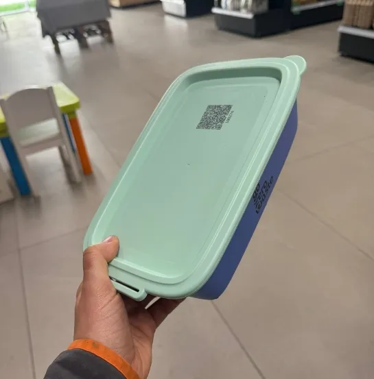 Mano sosteniendo un envase reutilizable con código QR de Go Zero Waste, ejemplo del servicio de reutilización de envases PaaSIoT como modelo de servitización en economía circular