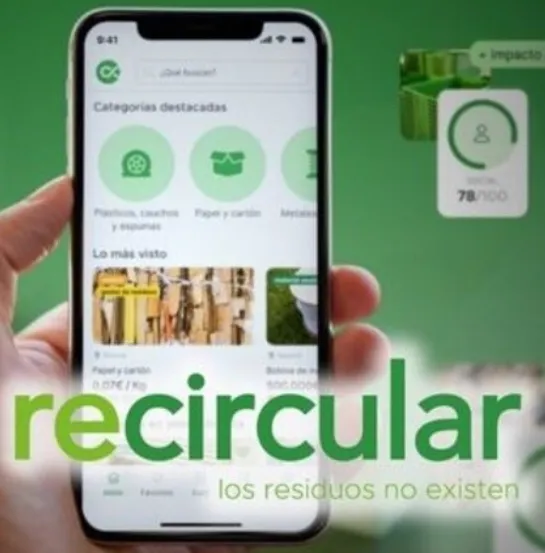 Mano sosteniendo un smartphone con la app de Recircular, plataforma digital de simbiosis industrial con el lema "los residuos no existen", ejemplo de economía circular entre empresas