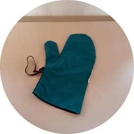 Imagen de un guante reutilizable hecho de paraguas reciclados
