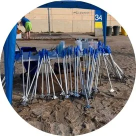 Imagen de pinzas con garra para limpieza de playas