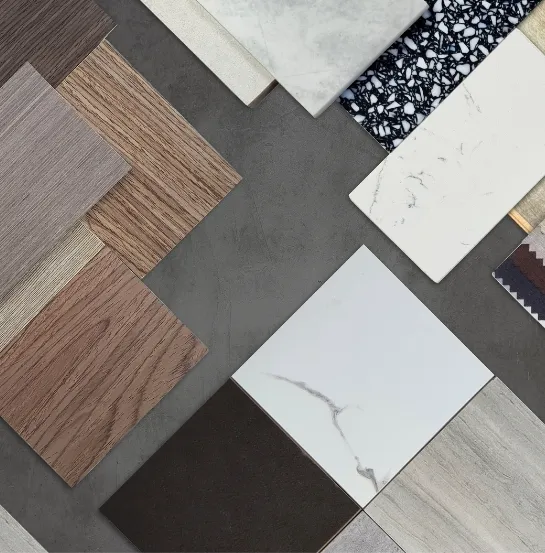 Muestras de materiales sostenibles como madera, piedra y terrazo dispuestas sobre una superficie, representando la selección de materiales en el contexto del reporting ESG y la CSRD