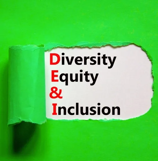 Papel rasgado que revela las palabras Diversity, Equity and Inclusion en fondo verde, representando los principios DEI como parte del pilar social de los criterios ESG