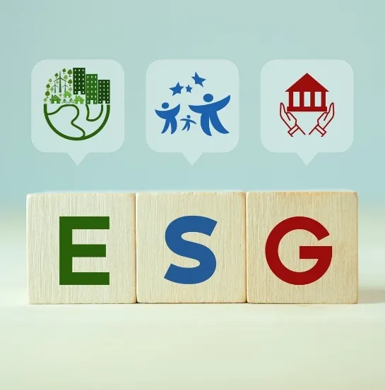 Bloques de madera con las letras ESG y sus iconos de medioambiente, social y gobernanza, representando la formación en criterios ESG y reporting de sostenibilidad CSRD para empresas