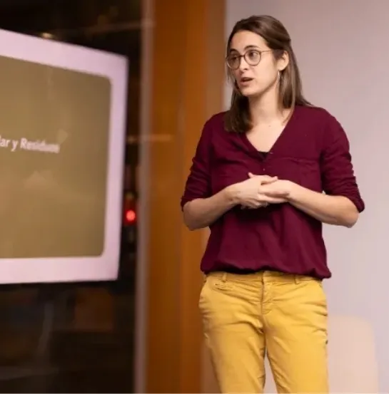 Magda Cebrián, cofundadora de Go Zero Waste, impartiendo una formación en economía circular y residuos ante una pantalla de presentación, ejemplo de las temáticas más demandadas por las empresas