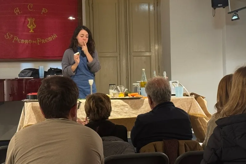 Ponente haciendo una demostración ante un público sentado durante un taller sobre cocina de aprovechamiento