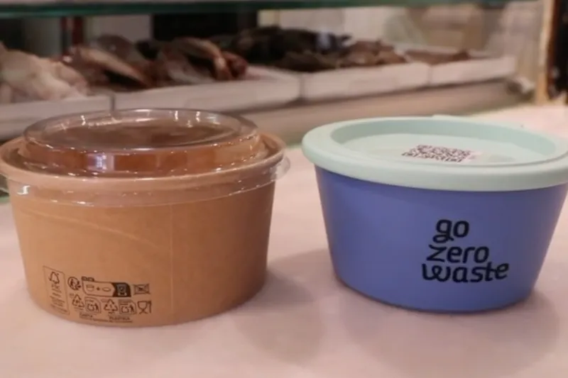 Comparación entre un envase desechable de cartón y un envase reutilizable Go Zero Waste sobre el mostrador
